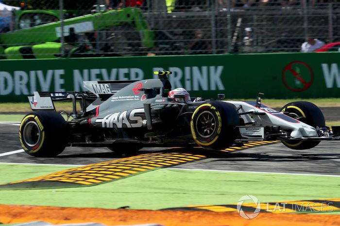 Kevin Magnussen se sale de la pista y su Haas 