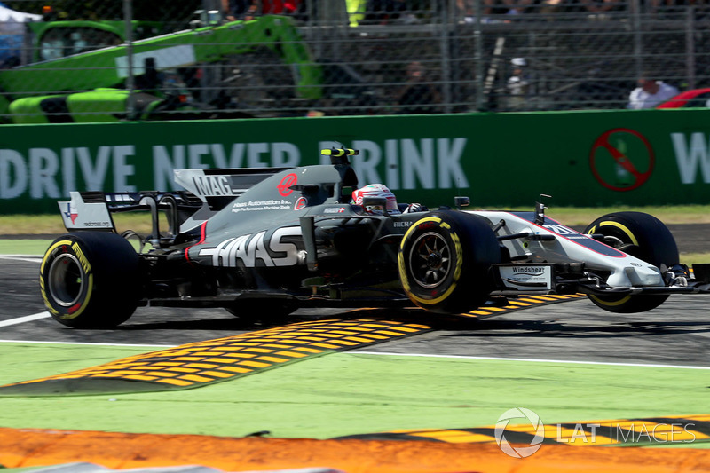 Kevin Magnussen, Haas F1 Team VF-17 runs wide and jumps the kerb