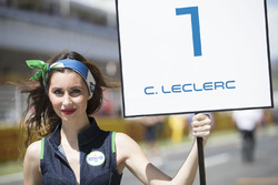 La grid girl de Charles Leclerc, PREMA Powerteam