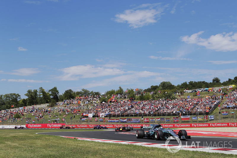 Valtteri Bottas, Mercedes AMG F1 W08, Max Verstappen, Red Bull Racing RB13, Lewis Hamilton, Mercedes AMG F1 W08, Carlos Sainz Jr., Scuderia Toro Rosso STR12, Fernando Alonso, McLaren MCL32, at the start