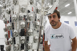 Fernando Alonso mit der Borg-Warner-Trophy