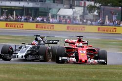 Sebastian Vettel, Ferrari SF70H, con un pinchazo