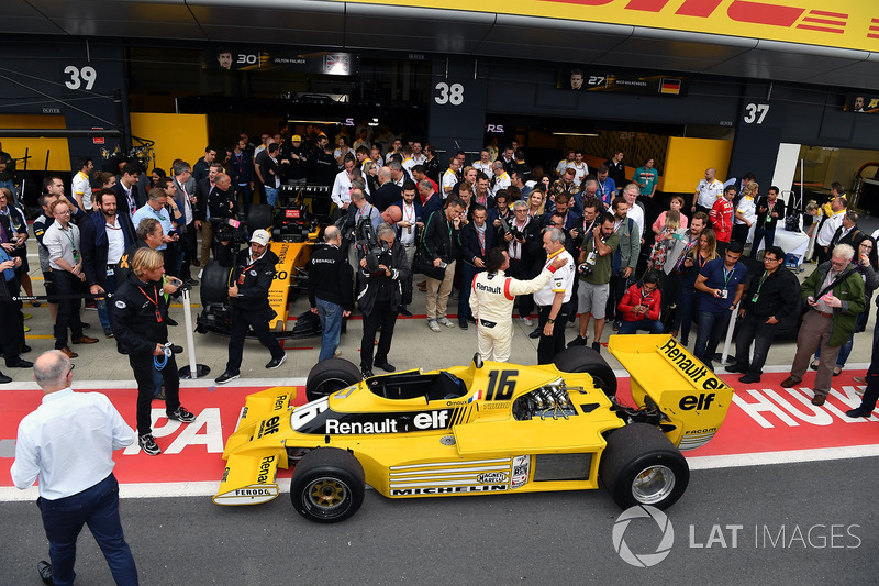 Jerome Stoll, Direktur Renault Sport F1, dan René Arnoux berdiri di depan RS01.