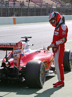 Kimi Raikkonen, Ferrari SF16-H se detiene al final del pit lane