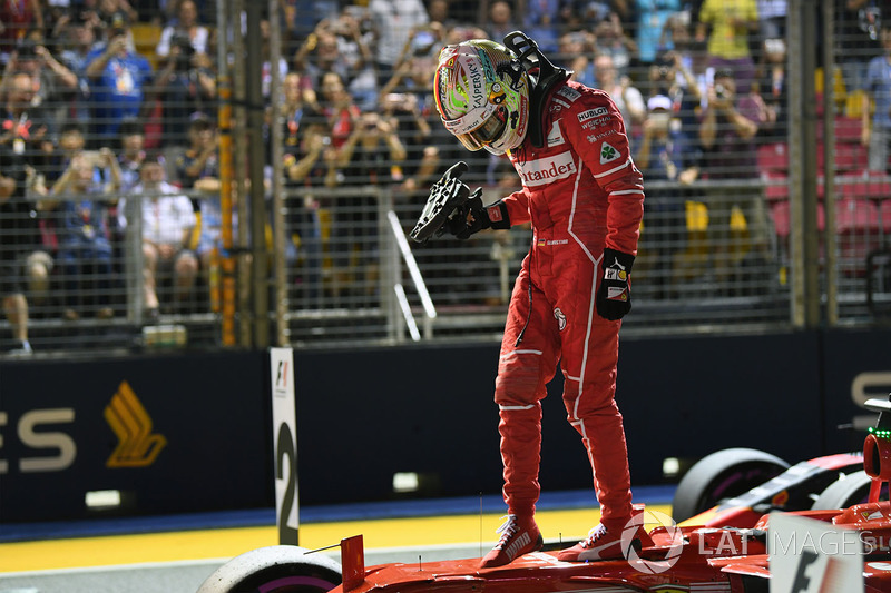 Le poleman Sebastian Vettel, Ferrari fête sa pole position dans le Parc Fermé