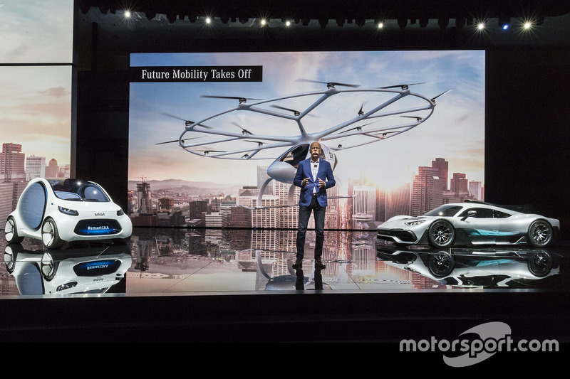 Dr. Dieter Zetsche, Chairman of the Board of Management of Daimler AG and Head of Mercedes-Benz Cars, with the showcar Mercedes-AMG Project ONE and the smart vision EQ fortwo