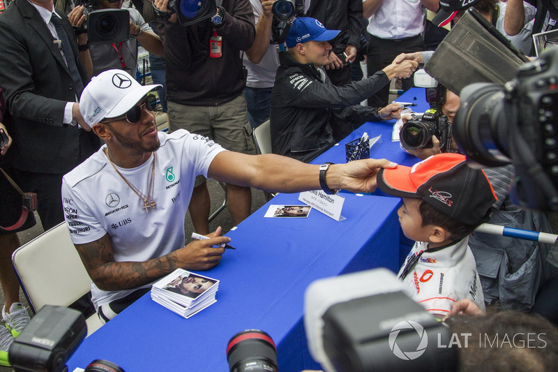 Lewis Hamilton, Mercedes AMG F1 signs autographs for the fans
