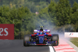 Carlos Sainz Jr., Scuderia Toro Rosso STR12 locks up