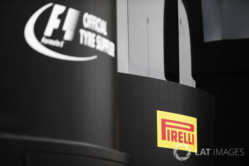 El logo de Pirelli en una unidad de la hospitalidad