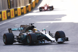 Льюис Хэмилтон, Mercedes AMG F1 W08, и Себастьян Феттель, Ferrari SF70H