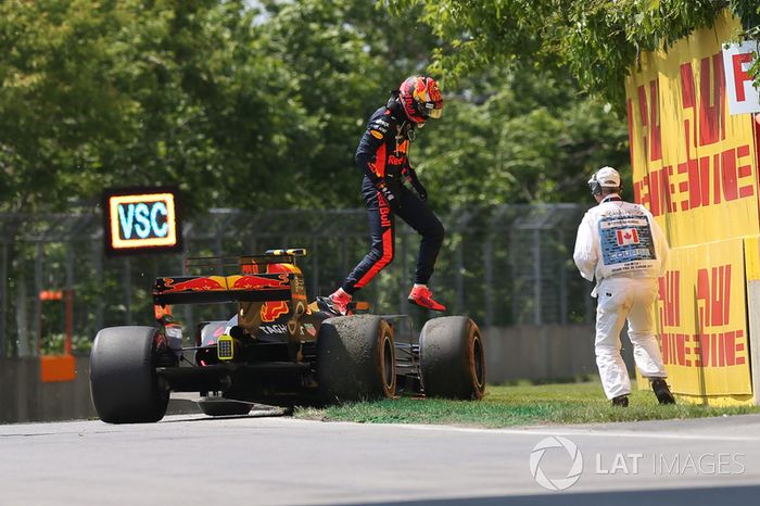 Max Verstappen, Red Bull Racing RB13 se retira de la carrera