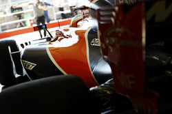 Fernando Alonso, McLaren, se prepara para salir de su garaje