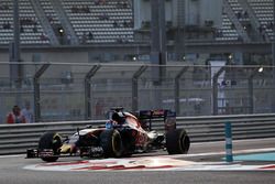 Daniil Kvyat, Scuderia Toro Rosso STR11 con un pinchazo ela PL2