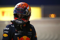 Max Verstappen, Red Bull Racing, descend de sa voiture après son abandon
