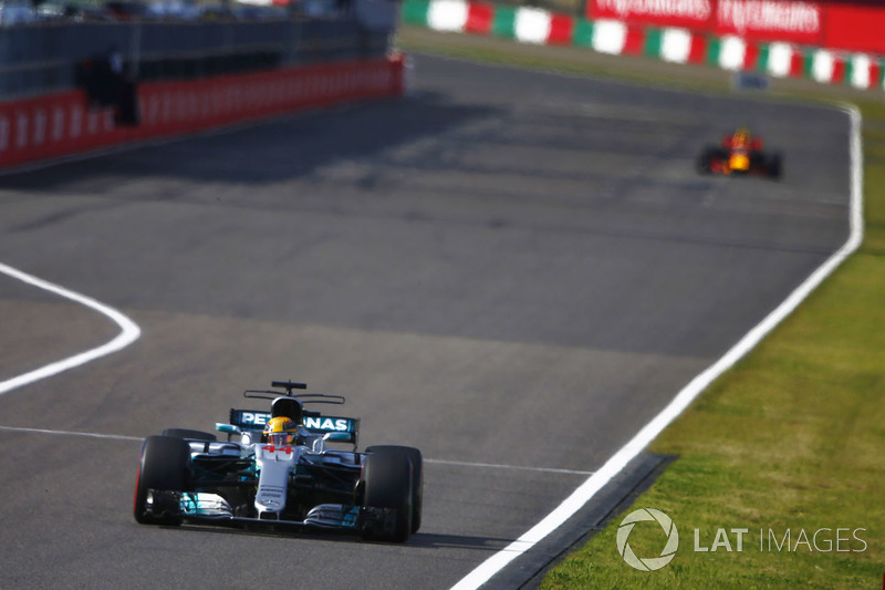 Lewis Hamilton, Mercedes AMG F1 W08, Max Verstappen, Red Bull Racing RB13