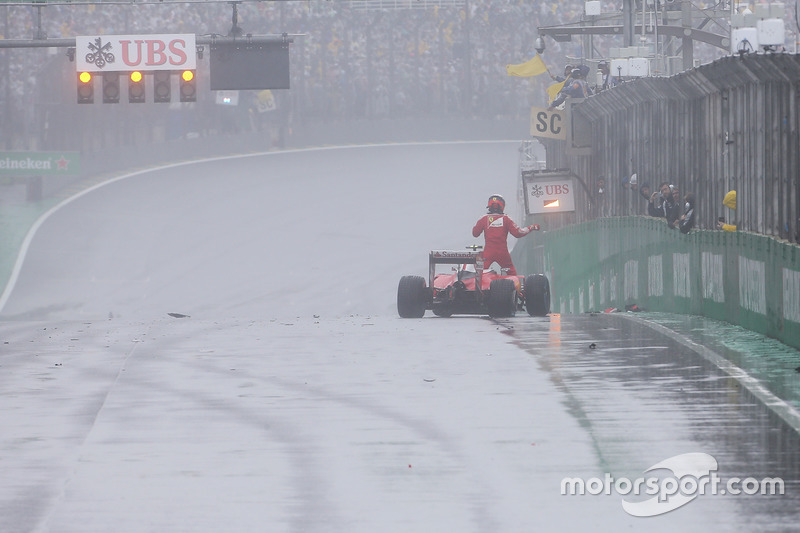 Кімі Райкконен, Ferrari SF16-H вибуває через аварію із гонки