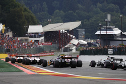 Esteban Ocon, Sahara Force India F1 VJM10, Jolyon Palmer, Renault Sport F1 Team RS17, Kevin Magnussen, Haas F1 Team VF-17