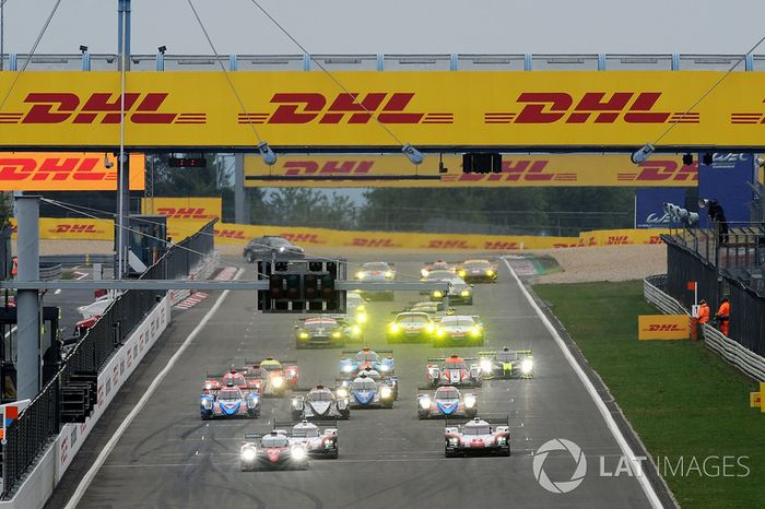 Arrancada: #7 Toyota Gazoo Racing Toyota TS050 Hybrid: Mike Conway, Kamui Kobayashi, Jose Maria Lopez líder