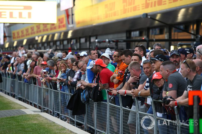 Fans at the British Grand Prix Formula 1 photos Galleria principale