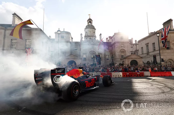 Daniel Ricciardo, Red Bull Racing RB13, does some donuts