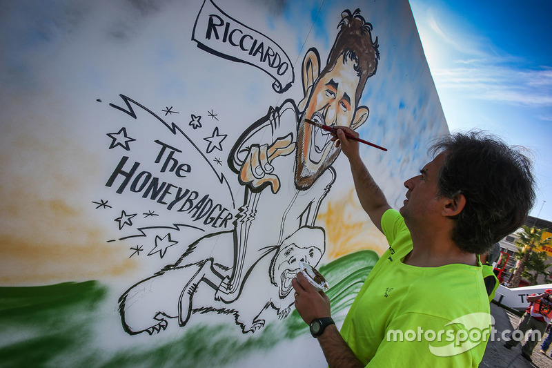 Gran Premio de España: artista dibuja una caricatura sobre Daniel Ricciardo.