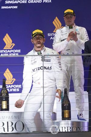 Podium: ganador, Lewis Hamilton, Mercedes AMG F1, tercero, Valtteri Bottas, Mercedes AMG F1