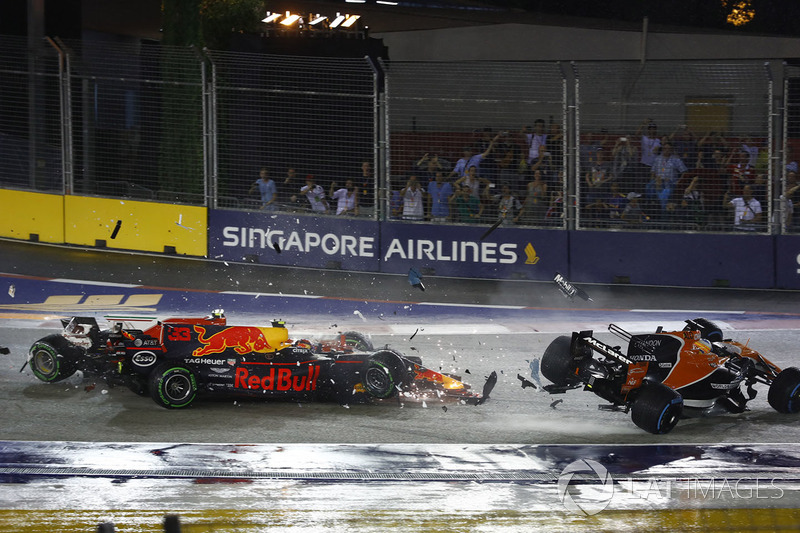 Startcrash: Max Verstappen, Red Bull Racing RB13, Kimi Raikkonen, Ferrari, Fernando Alonso, McLaren 