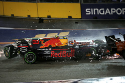 Les voitures de Kimi Raikkonen, Ferrari SF70H et Max Verstappen, Red Bull Racing RB13 s'accidentent