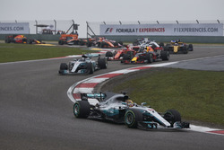 Lewis Hamilton, Mercedes AMG F1 W08, devant Sebastian Vettel, Ferrari SF70H, Valtteri Bottas, Mercedes AMG F1 W08, Daniel Ricciardo, Red Bull Racing RB13, Kimi Raikkonen, Ferrari SF70H, au départ