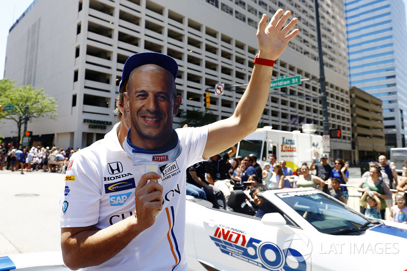 Fernando Alonso, Andretti Autosport Honda. con una careta de Tony Kanaan