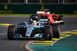 Lewis Hamilton, Mercedes AMG F1 W08 y Sebastian Vettel, Ferrari SF70H