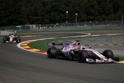 Sergio Perez, Sahara Force India VJM10 et Esteban Ocon, Sahara Force India VJM10