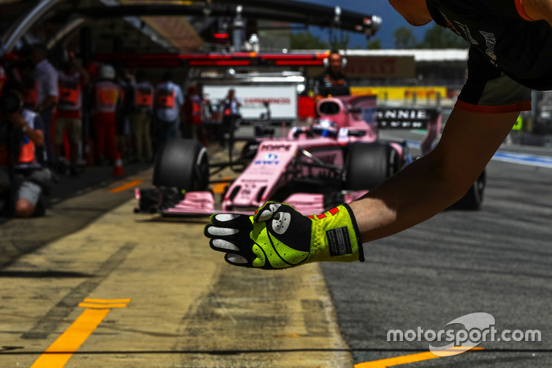 Sergio Perez, Sahara Force India VJM10 and Sahara Force India mechanics glove