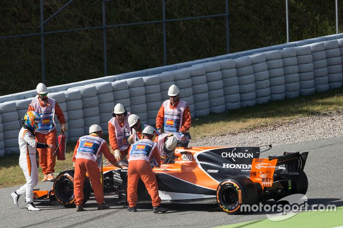 Fernando Alonso, McLaren MCL32, con problemas de motor