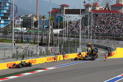 Les voitures de Romain Grosjean, Haas F1 Team VF-17 et Jolyon Palmer, Renault Sport F1 Team RS17 sont récupérées après leur accident