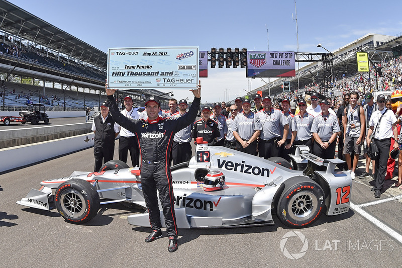 Will Power, Team Penske with crew members after winning the pit stop competition IndyCar 照片