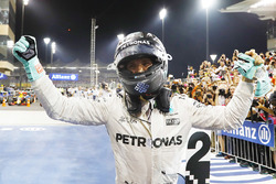 2. Platz und Weltmeister Nico Rosberg, Mercedes AMG F1, feiert im Parc Ferme