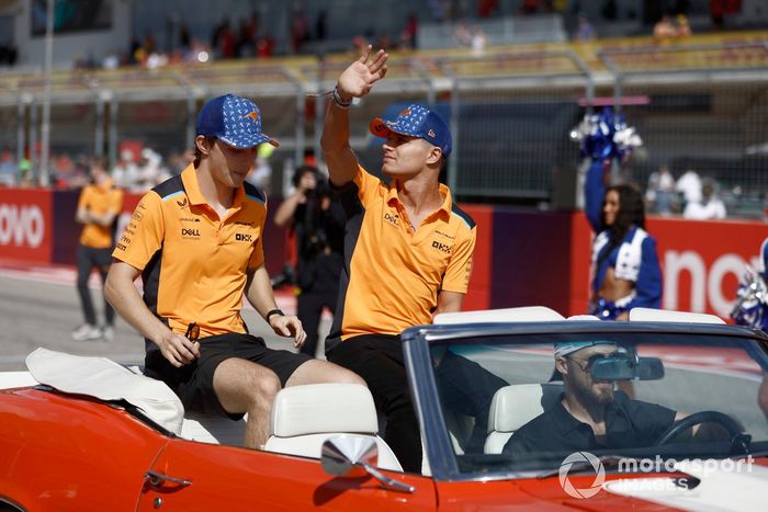Oscar Piastri, McLaren y Lando Norris, McLaren en el desfile de pilotos