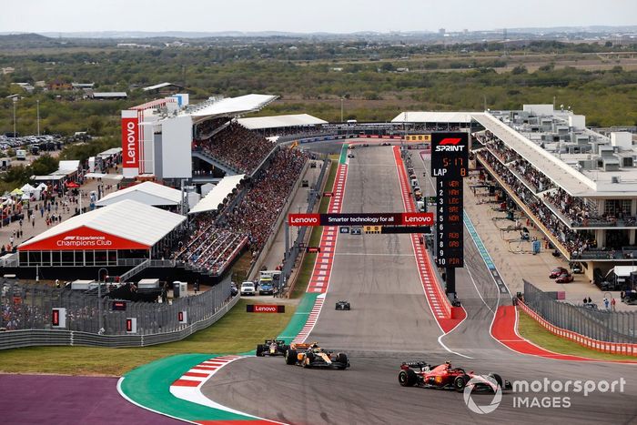 Carlos Sainz, Ferrari SF-23 Lando Norris, McLaren MCL60 y Sergio Pérez, Red Bull Racing RB19 