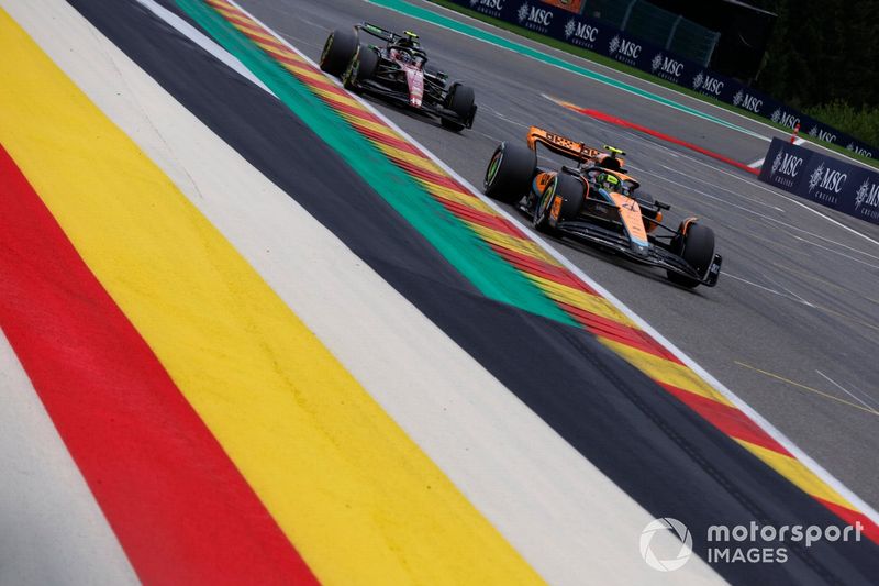 Lando Norris, McLaren MCL60, Zhou Guanyu, Alfa Romeo C43