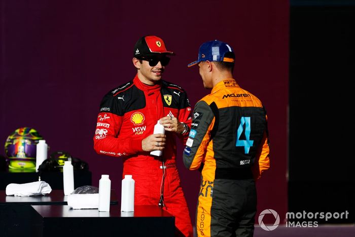 Ganador de la pole Charles Leclerc, Scuderia Ferrari, y Lando Norris, McLaren, hablan en Parc Ferme tras la clasificación