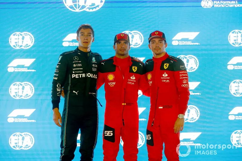 I primi tre qualificati George Russell, Mercedes-AMG, l'uomo della pole Carlos Sainz, Scuderia Ferrari, Charles Leclerc, Scuderia Ferrari