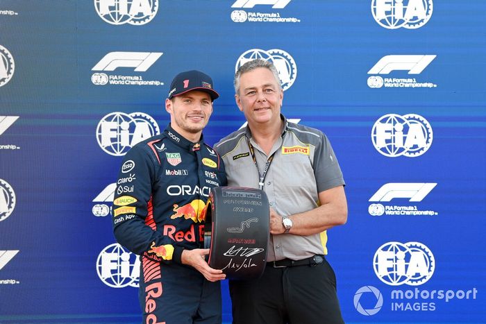 El hombre de la pole Max Verstappen, Red Bull Racing, recibe su premio Pirelli Pole Position de manos de Mario Isola, Racing Manager, Pirelli Motorsport.