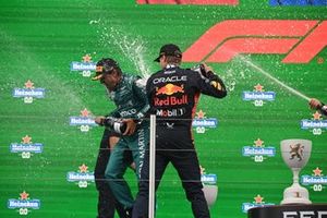 Max Verstappen, Red Bull Racing, 1ª posición, rocía con champán a Fernando Alonso, Aston Martin F1 Team, 2ª posición, en el podio.