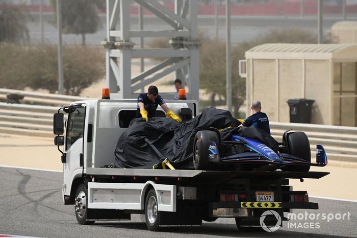 Nicholas Latifi vuelve al box tras el incendio en la parte trasera de su Williams FW44