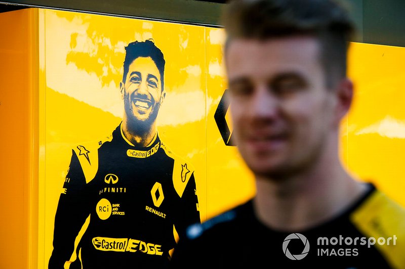 Nico Hulkenberg, Renault F1 Team davanti alla grafica di Daniel Ricciardo, Renault F1 Team
