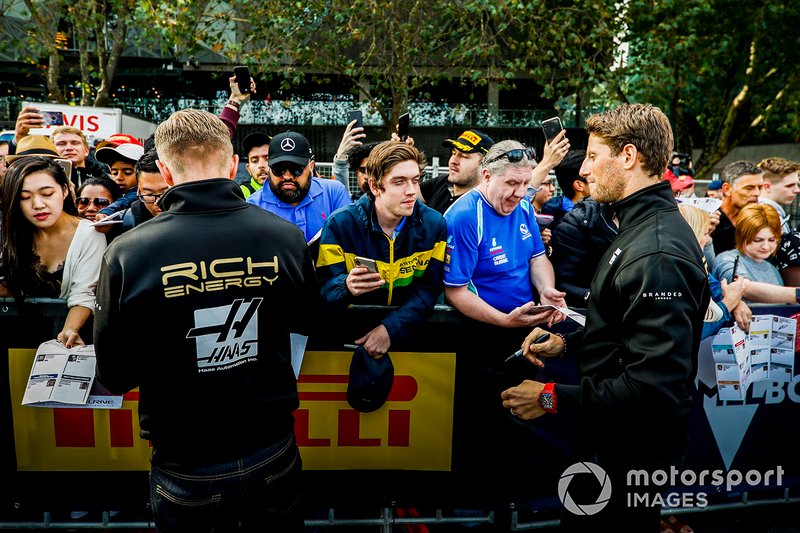 Kevin Magnussen, Haas F1 Team e Romain Grosjean, Haas F1 Team, firmano autografi ai tifosi all'evento a Federation Square