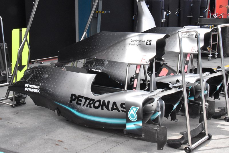 Mercedes AMG F1 W10 gövde detayı