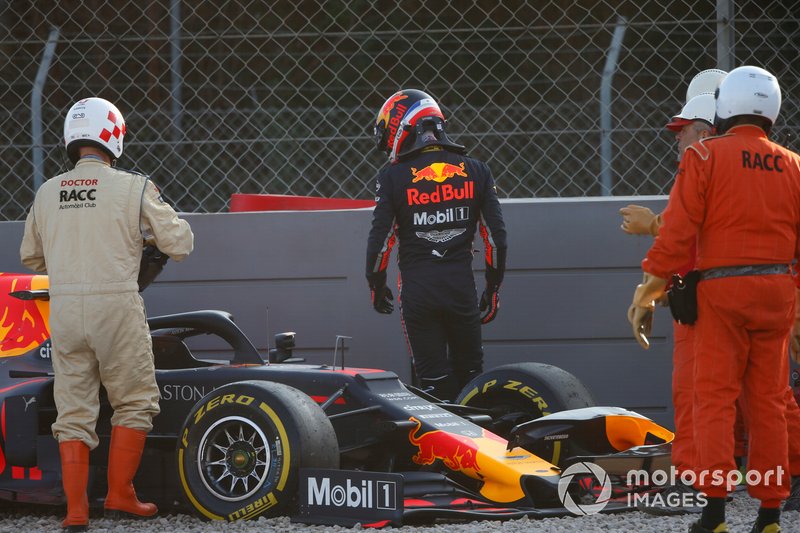 Pierre Gasly, Red Bull Racing RB15, bariyerlere çarptıktan sonra çakıl havuzunda