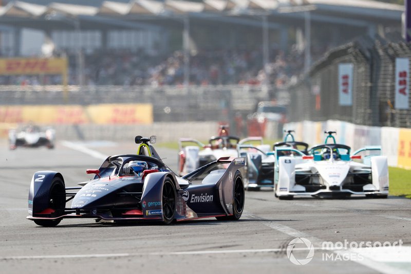 Sam Bird, Envision Virgin Racing, Audi e-tron FE05 precede Tom Dillmann, NIO Formula E Team, NIO Sport 004